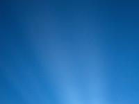 Strahlenlanzen hinter Abendwolken